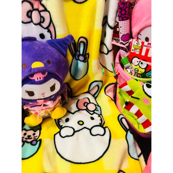 Hello kitty cute Easter Bundle with Kuromi dressed as baby chicks 50 x 70 throw - Picture 4 of 7